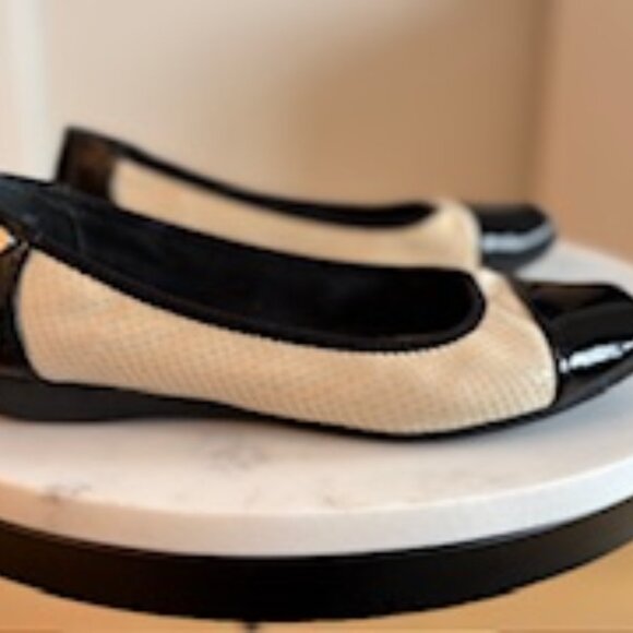Anne Klein Sport Cream & Black Flats, 8M, faux snakeskin pattern faux leather - Picture 1 of 3